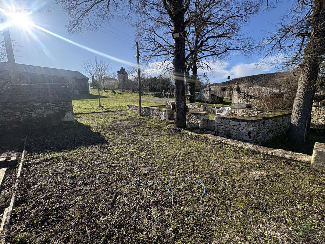 Maison à MONTAIGU-DE-QUERCY