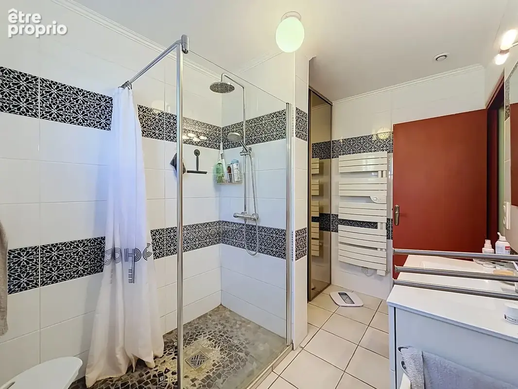 JUVIGNAC (34) - LA PLAINE : Maison à vendre 9 pièces 212 m2 divisée en deux appartements - terrain de 423 m2 - Garage - Terrasse - photo 9