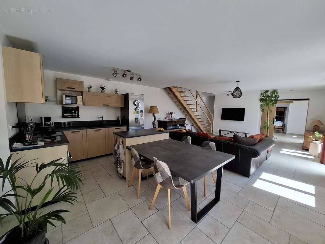 Maison familiale impeccable de 4 à 5 chambres, idéalement située à quelques minutes à pied de toutes les commodités. - photo 3