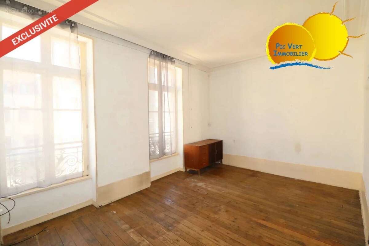 Immeuble avec commerce et 3 appartements, greniers, patio, garage - photo 6
