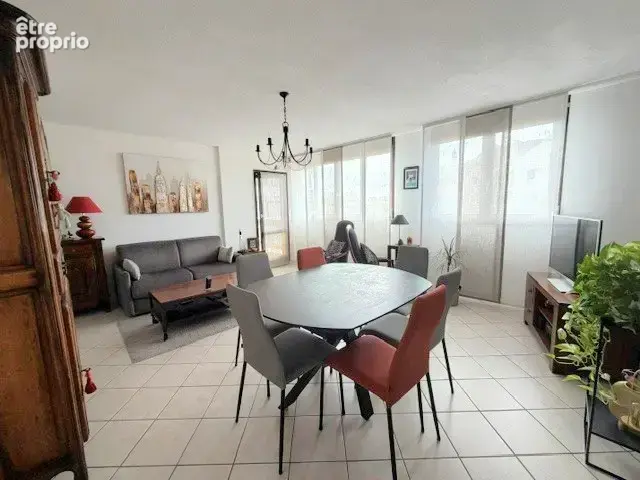 LYON 3, AVENUE GEORGES-POMPIDOU T3 traversant de 75 m2 avec balcon, garage et cave - photo 5