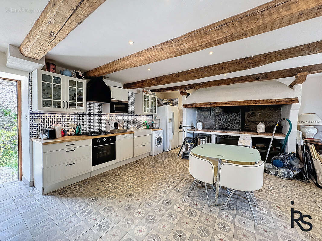 Dans un hameau typique, un ensemble immobilier de 3 maisons avec 8300 m2 de terrain et une vue splendide. - photo 22