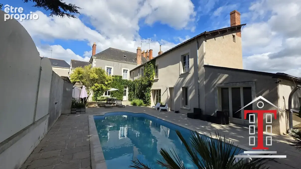 Piscine avec terrasse ensoleillée