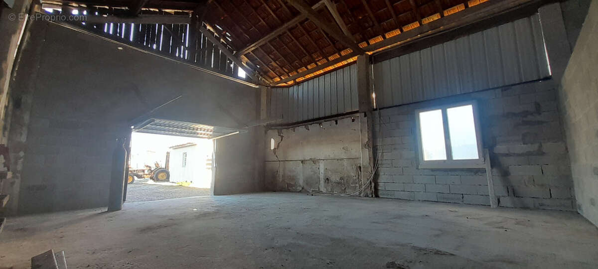Garage et atelier attenant avec dépendances sur un terrain de 1036m2 - photo 8