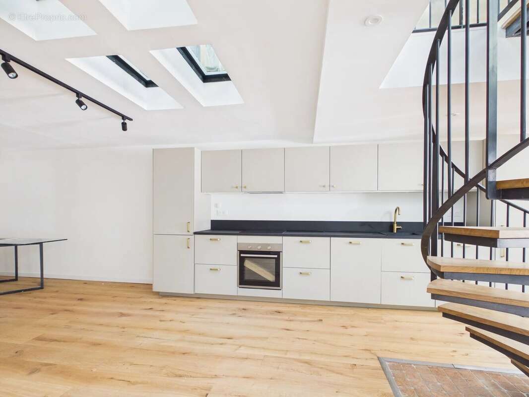 Duplex au charme historique de 102 m² - photo 3