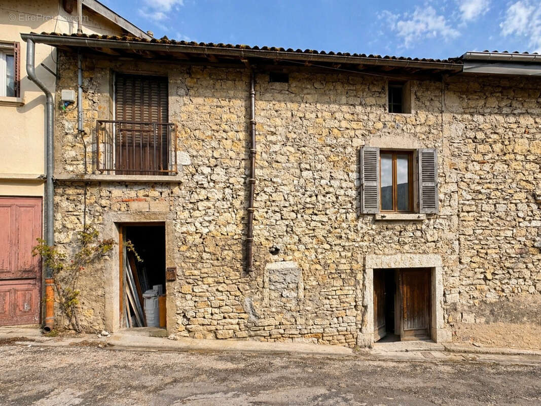 2 maisons de ville à rénover   Centre Neuville-sur-Ain   Fort potentiel - photo 5