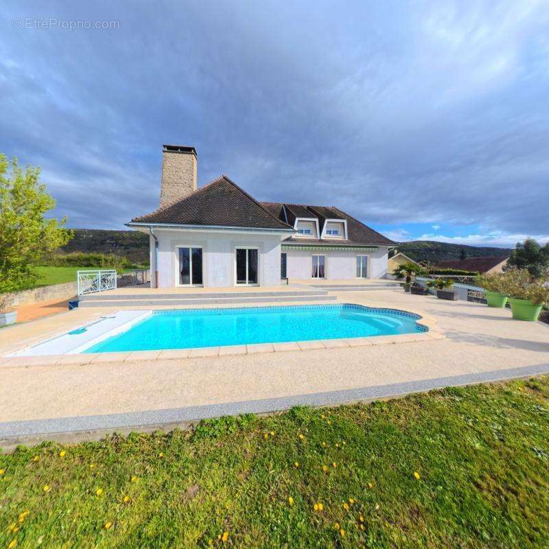 Maison à LEYRIEU