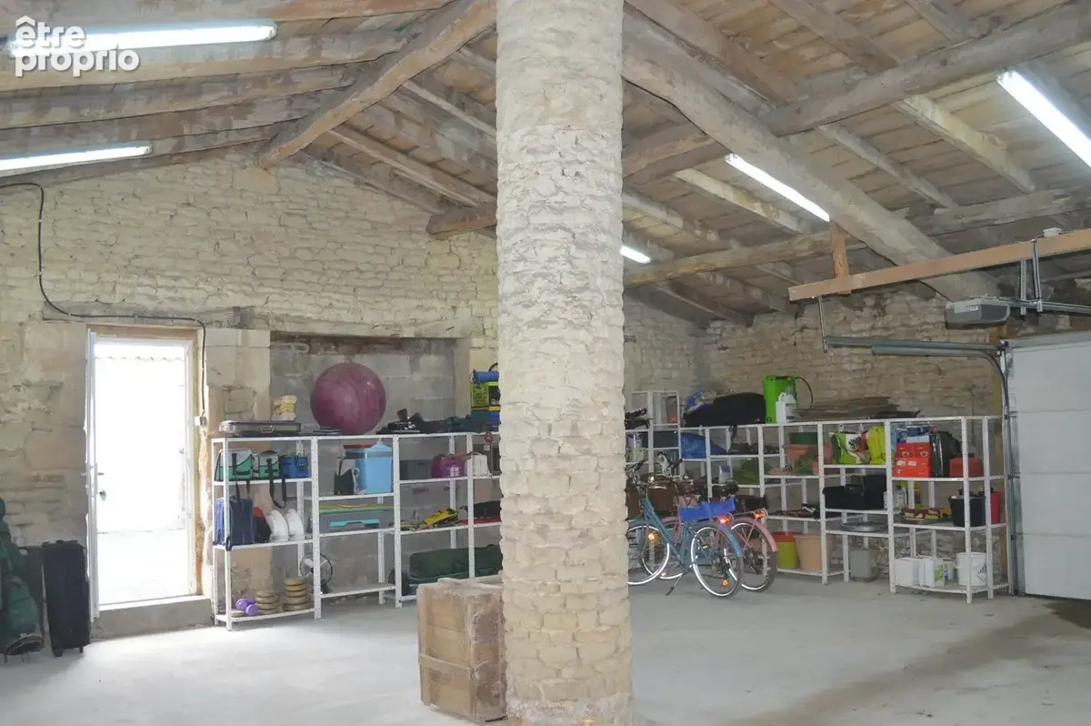 Maison avec piscine, commerces à pied ,dépendances et  grands garages, proche TGV et plages - photo 13