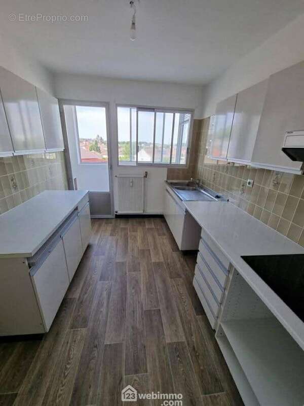 A ses cotés, la cuisine équipée avec accès sur ... - Appartement à LAON