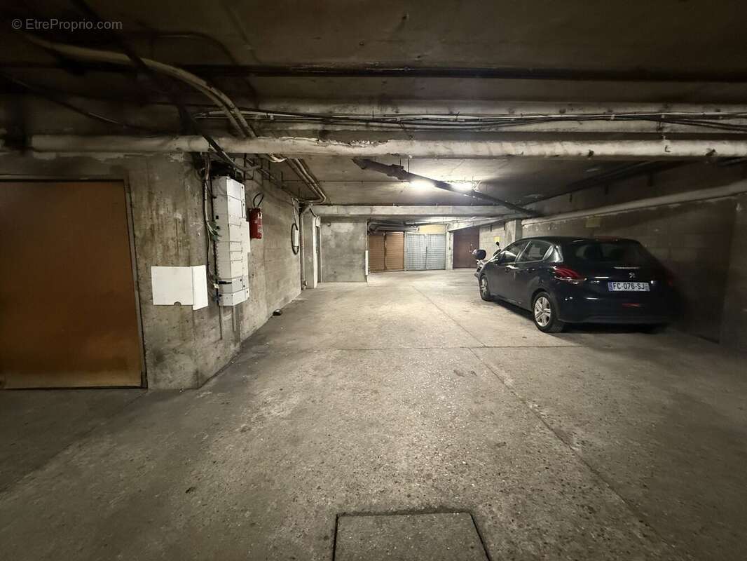Parking à PARIS-12E