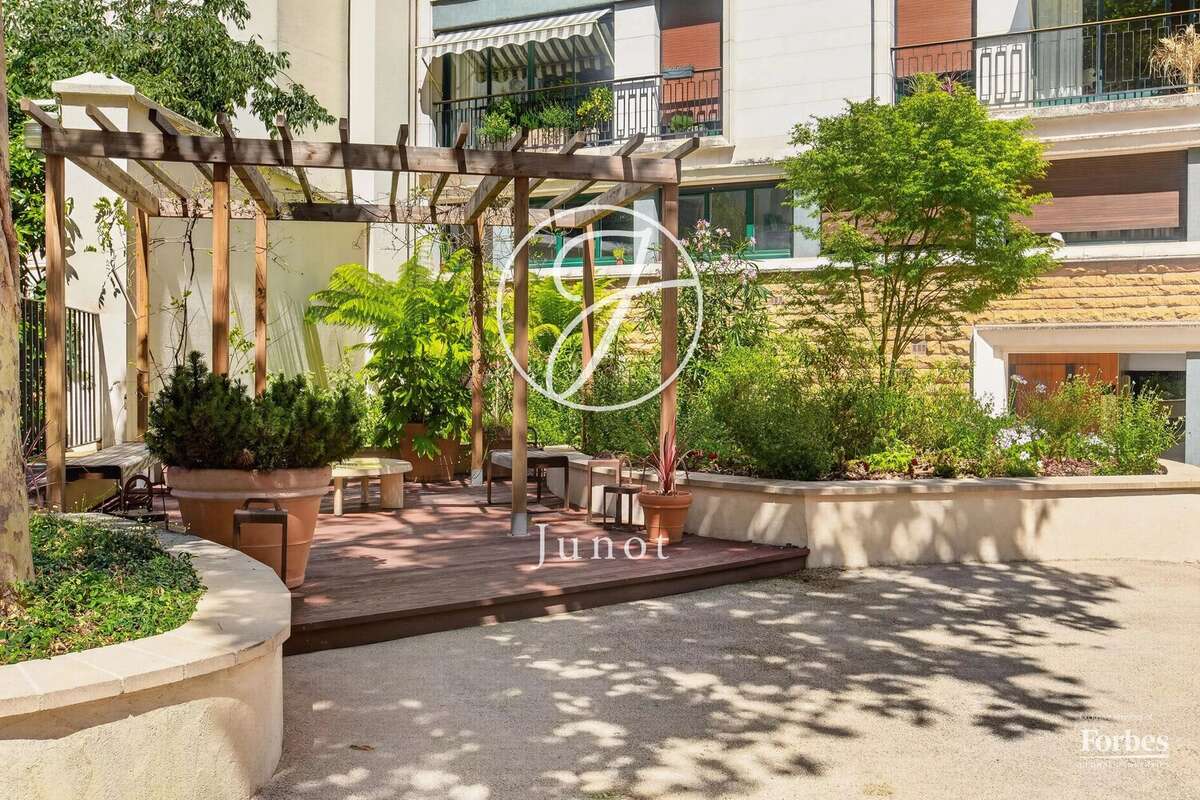 Paris 16e - PASSY / TOUR - Grand studio esprit 2 pièces - 44,70m² Carrez - 1 chambre avec verrière - photo 10