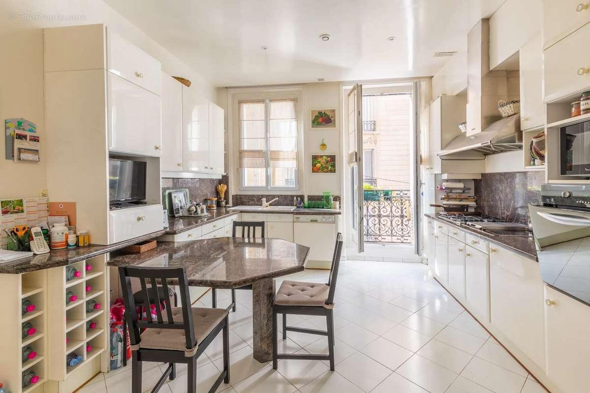 Appartement à PARIS-17E