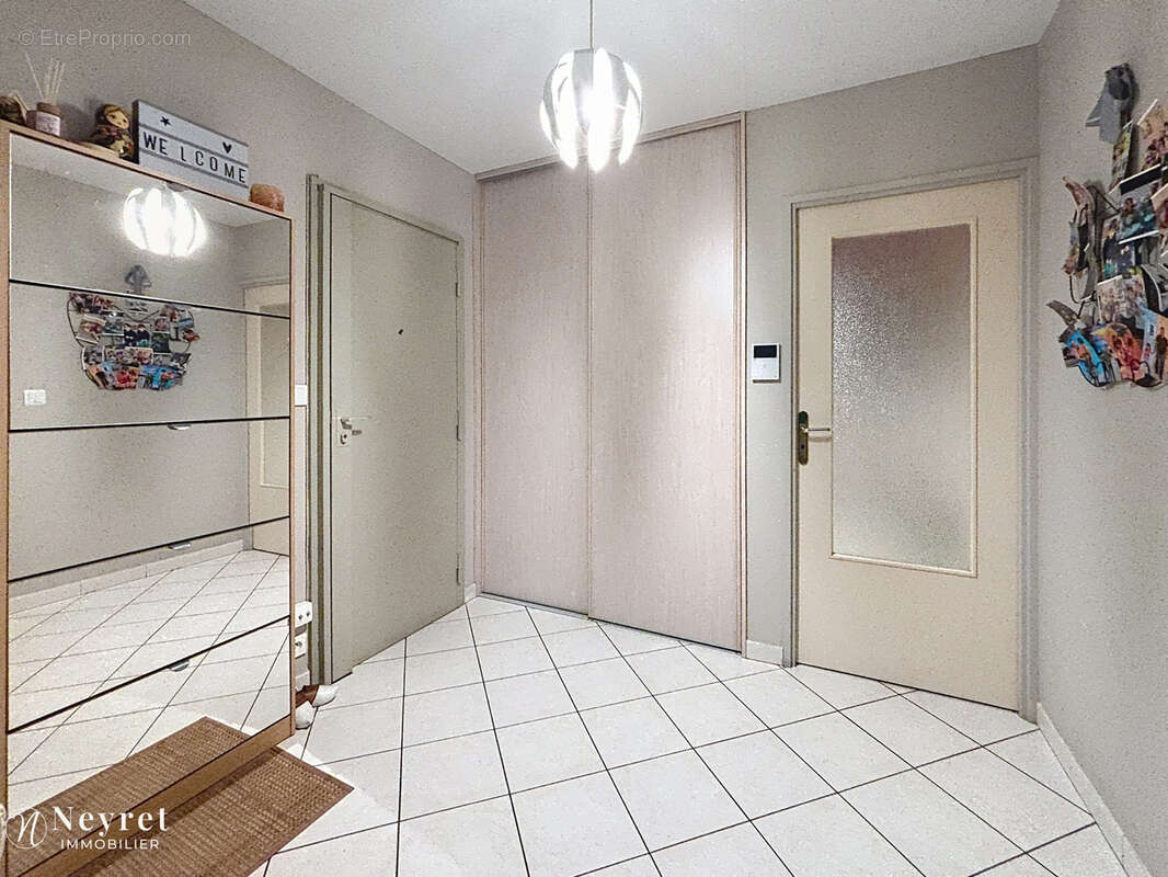OULLINS - Appartement T4 de 88,26 m2 avec balcon, ascenseur, cave et parking   À 3 minutes du centre-ville et - photo 5
