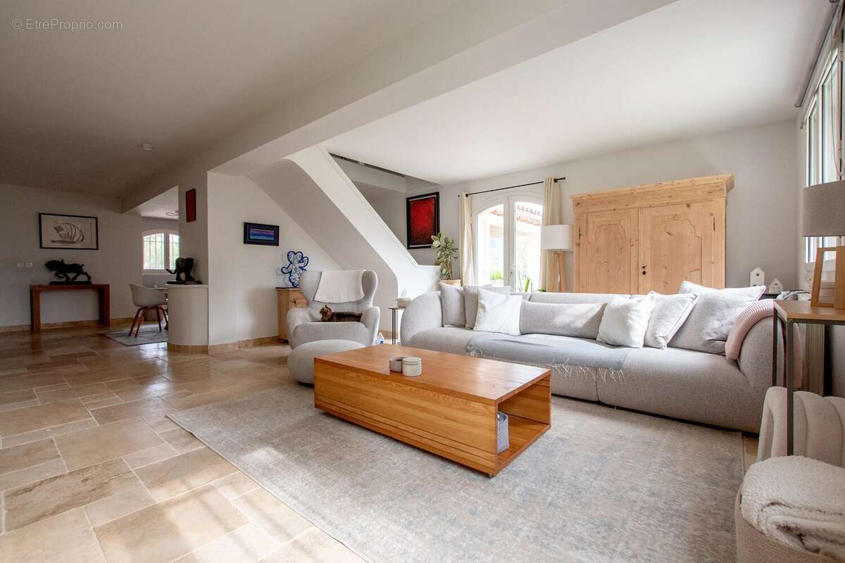 Maison à CHATEAUNEUF-GRASSE