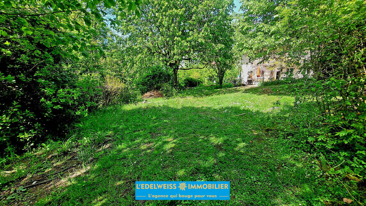 Terrain à PUGNY-CHATENOD