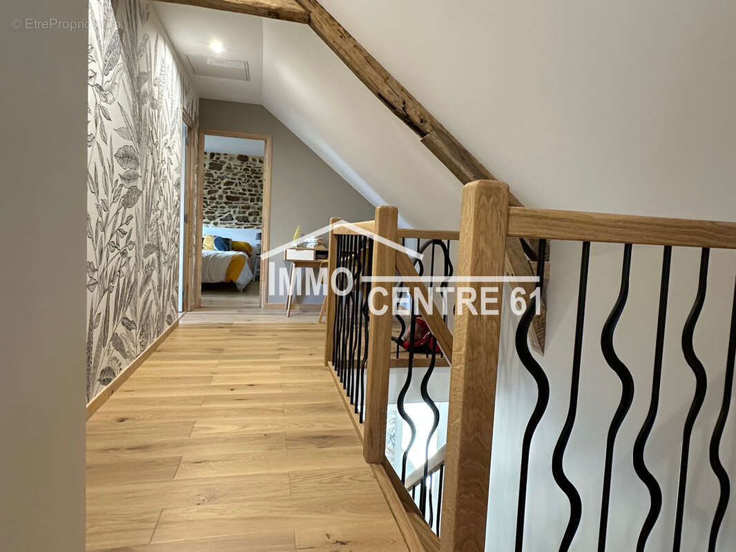 Charmante maison de trois chambres avec ses dépendances sur 6027m2 de terrain - photo 6