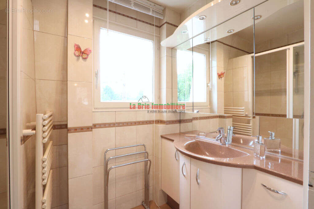 Appartement à MANDRES-LES-ROSES