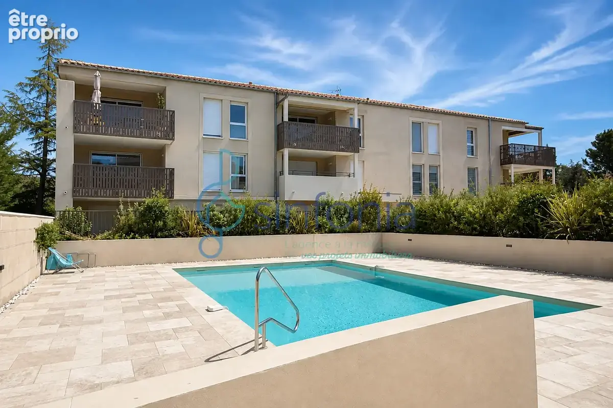 Uzès - À quelques pas du centre historique, T2 avec terrasse, piscine et parking. - photo 8