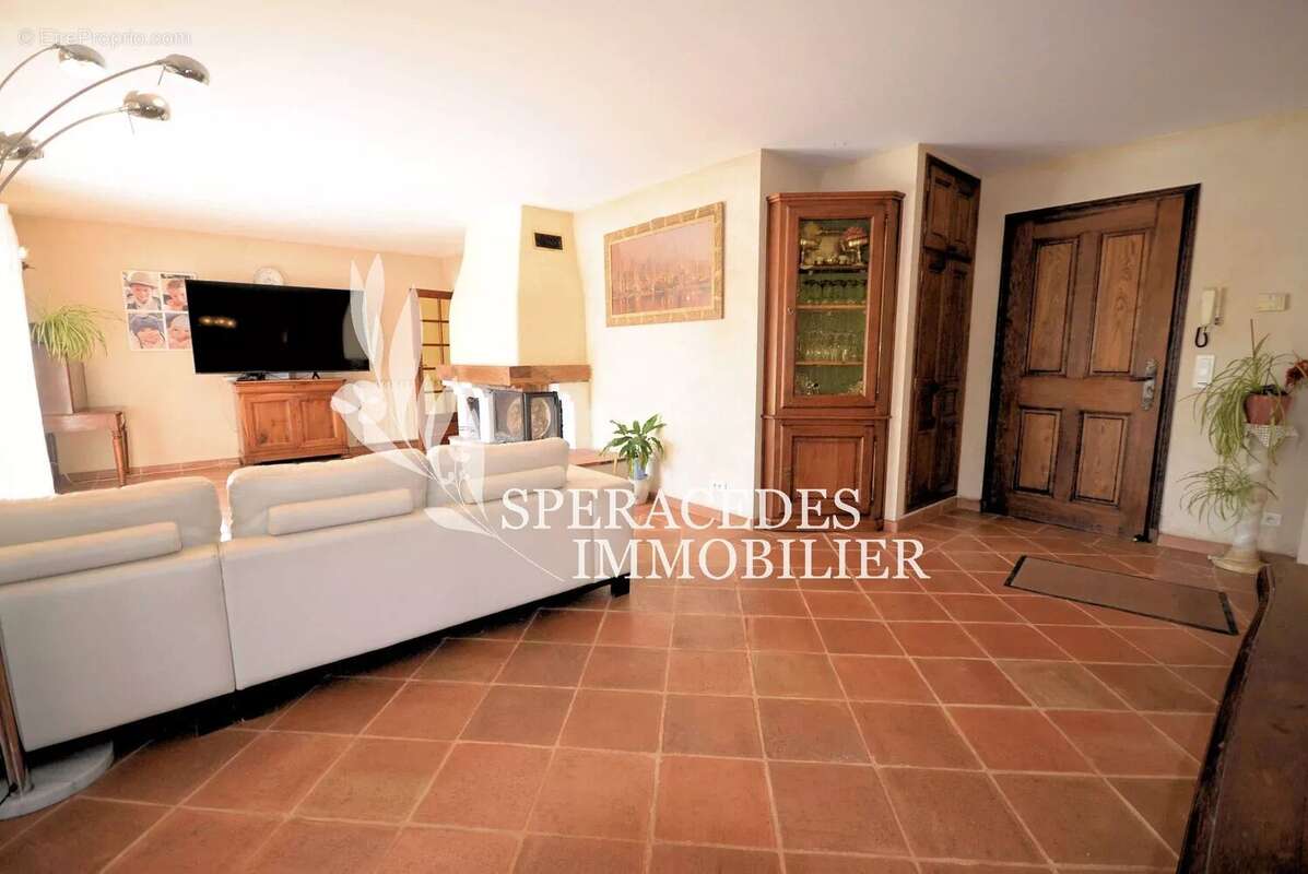 Maison à SAINT-CEZAIRE-SUR-SIAGNE