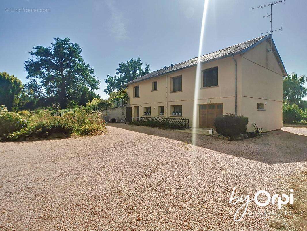 Maison à DURDAT-LAREQUILLE