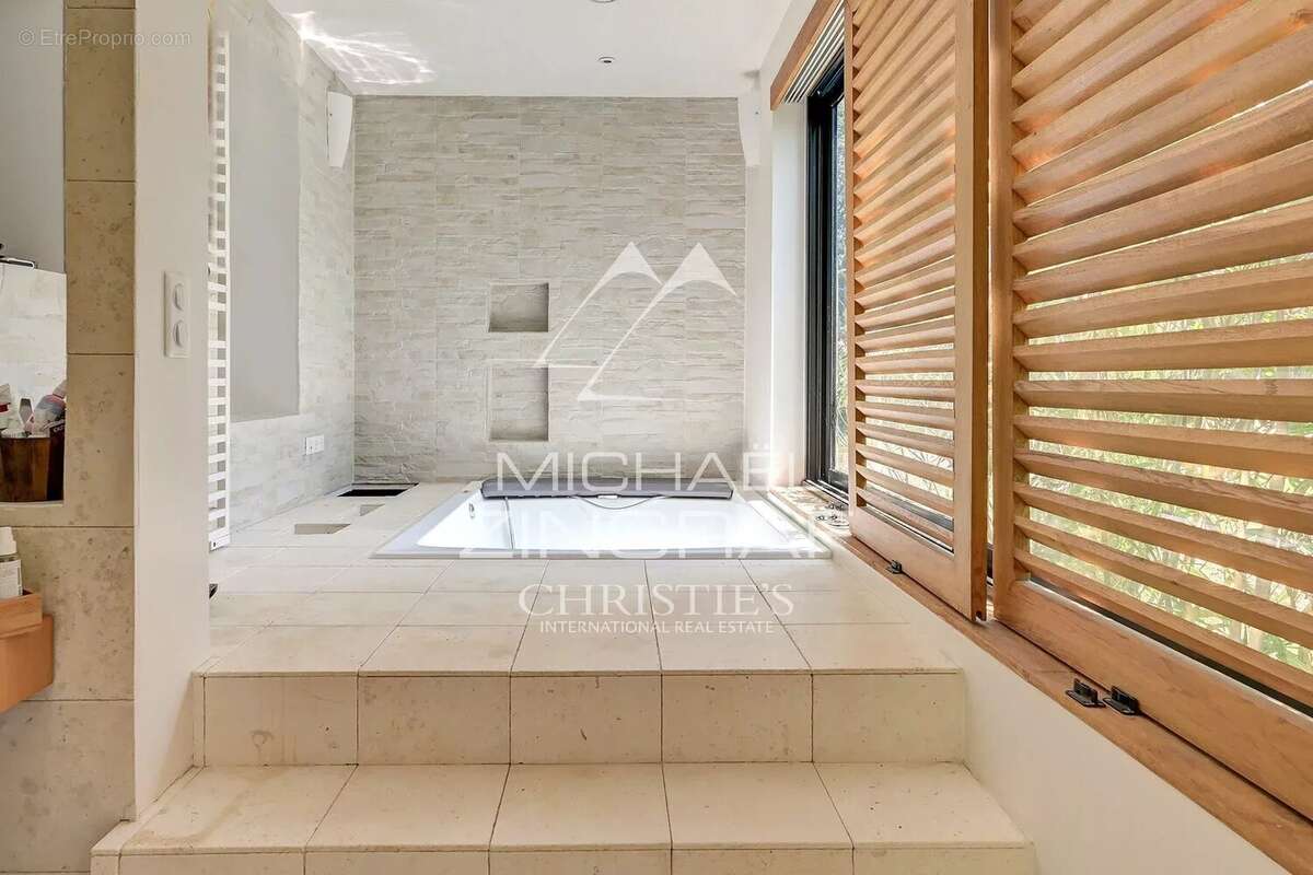 À quelques minutes du cœur d'Aix-en-Provence – Propriété d'exception de 12 pièces de 650 m² sur 1,2 hectares - photo 24