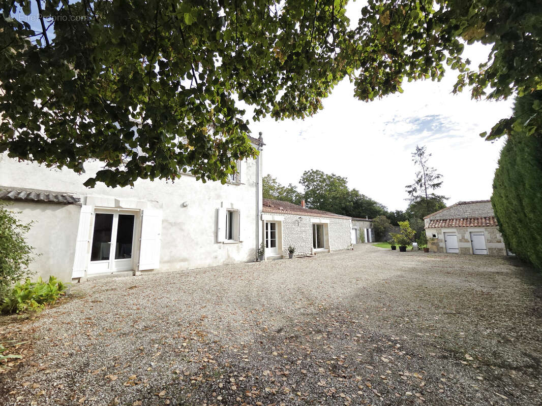 Maison à TRIAC-LAUTRAIT