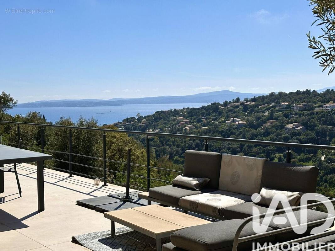 Photo 1 - Maison à ROQUEBRUNE-SUR-ARGENS