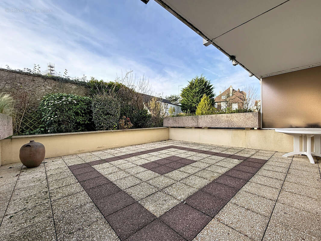 Appartement situe au coeur du triangle d'or et de la rue saint jean. - photo 2
