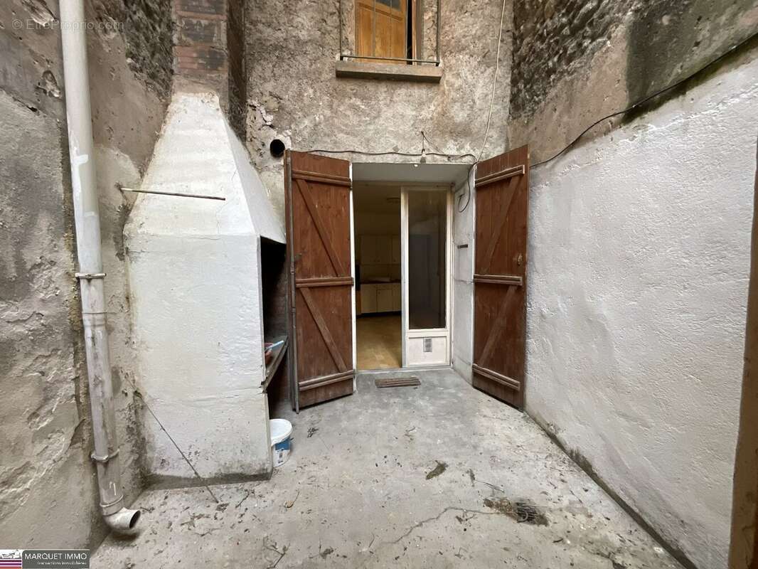 Beau potentiel pour cette maison de village T3 offrant 90 m² avec cour, garage, à rénover selon toutes vos envies ! - photo 25