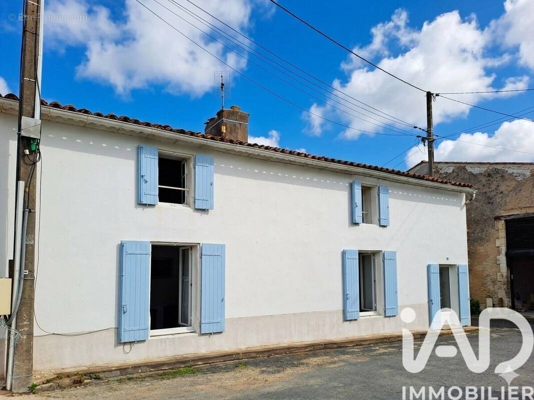 Photo 1 - Maison à CHAILLEVETTE