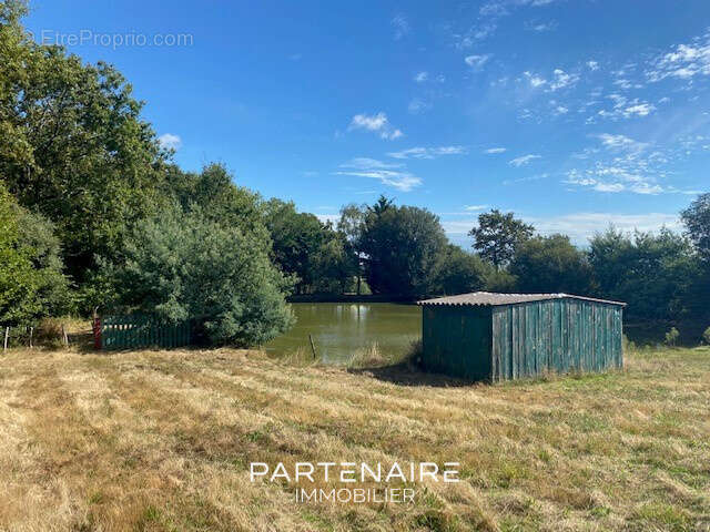 Terrain à AVRILLE