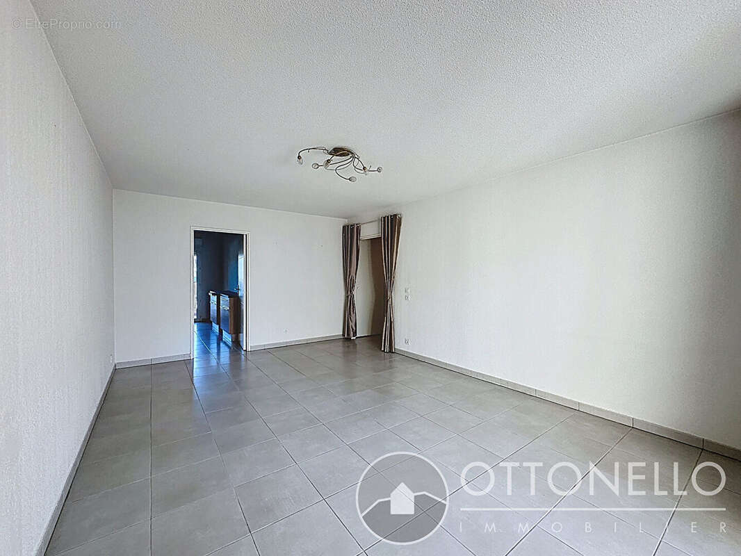 Appartement à ROQUEBRUNE-SUR-ARGENS