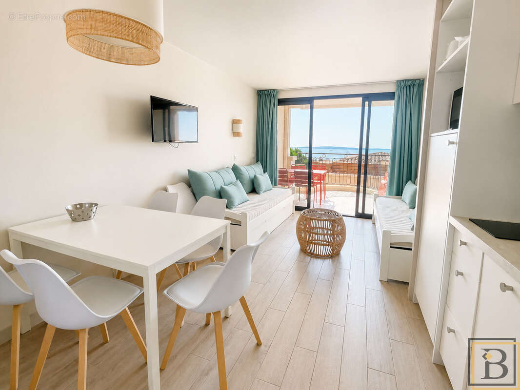 Vue mer pour ce 3 pièces avec terrasse et parking. Idéal investissement locatif à Cannes. - photo 4