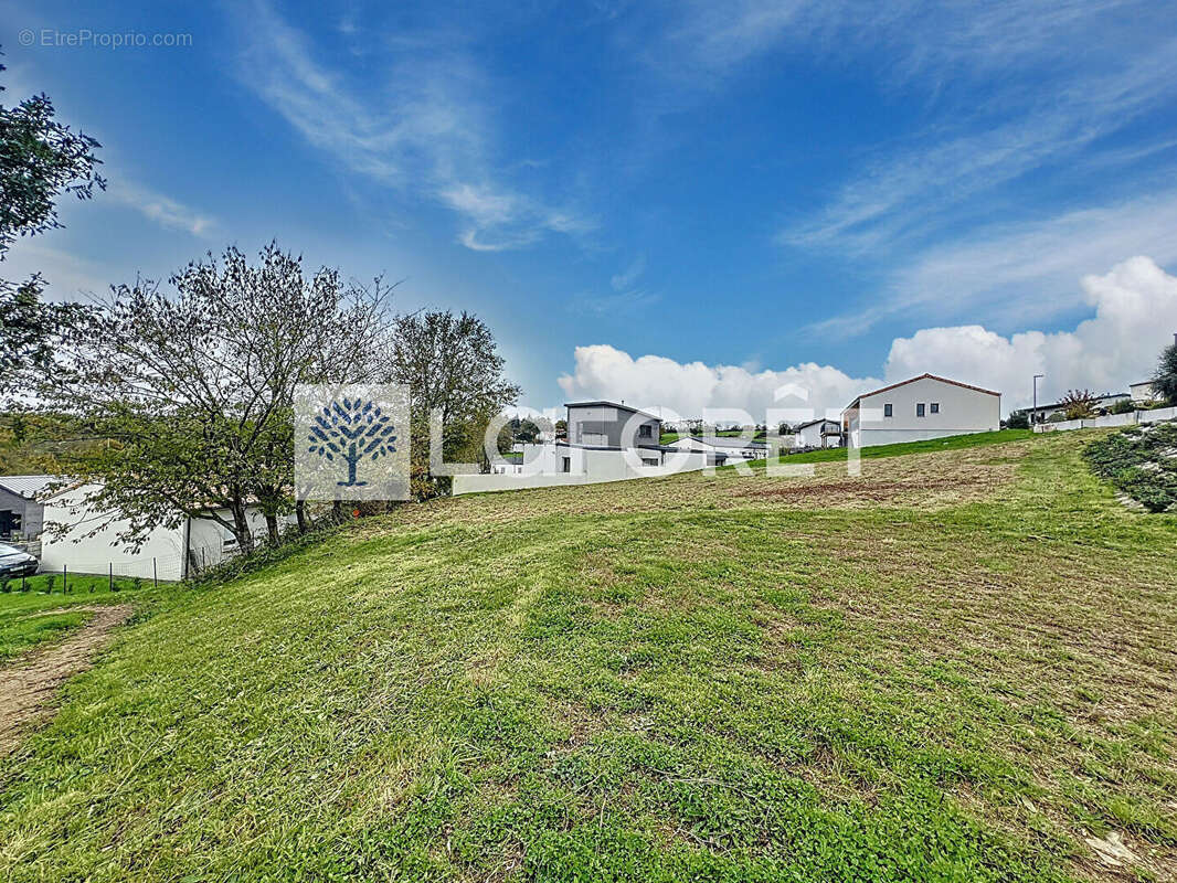Terrain viabilisé et constructible de 823 m² à Bressuire. - photo 3