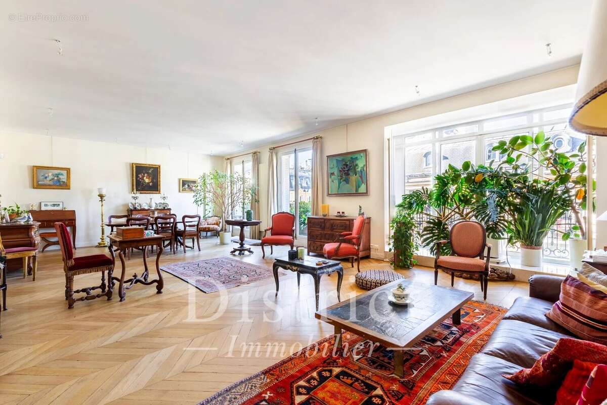 Appartement à PARIS-8E