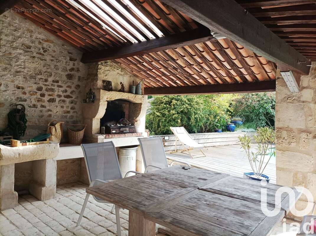 Maison 252 m² à Corme-Royal  - photo 3