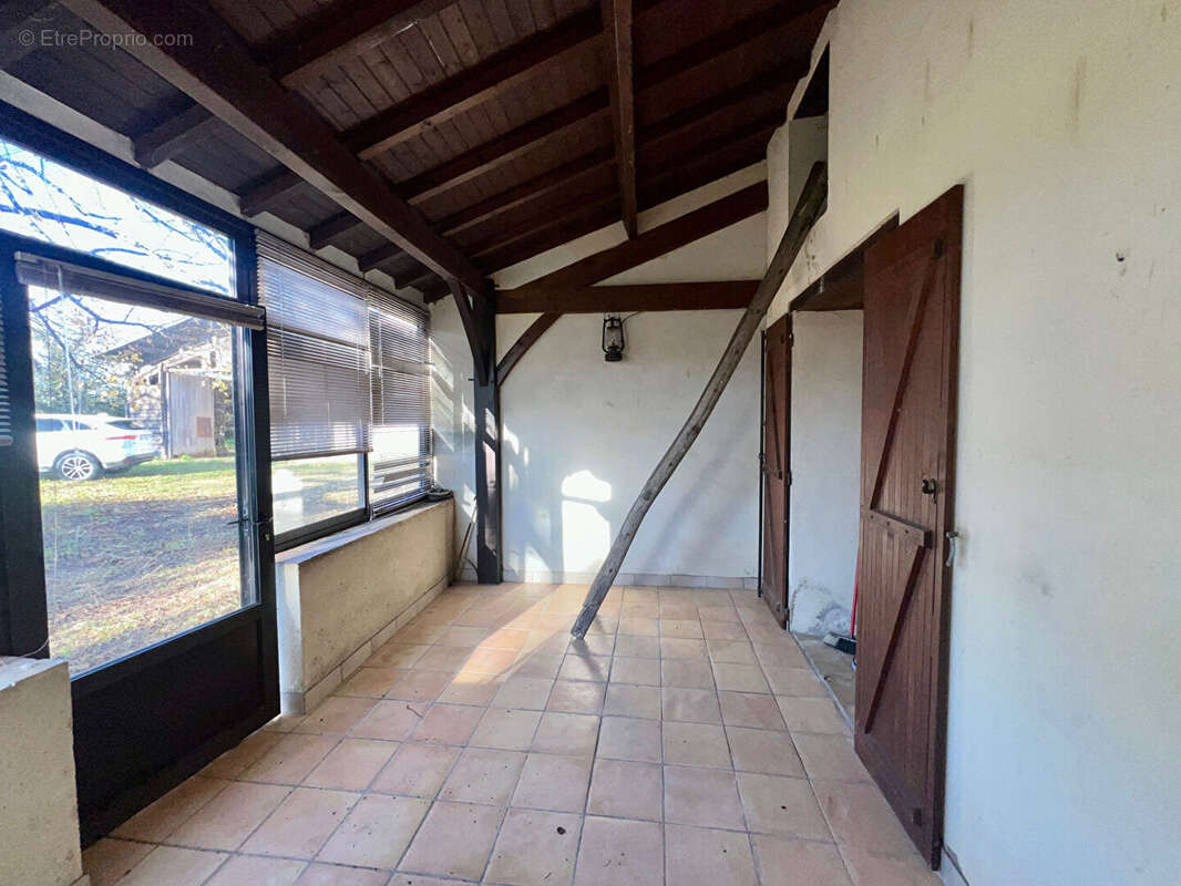 Ensemble : maison d'habitation et dépendances . - photo 7