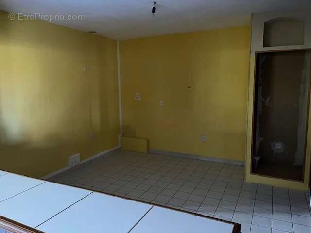 Commerce à VARENNES-VAUZELLES