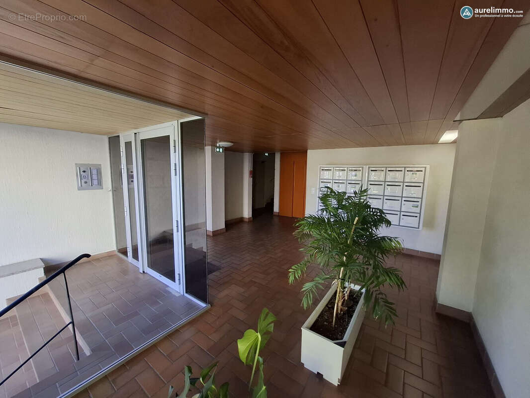 entrée copropriété - Appartement à MONTLUCON