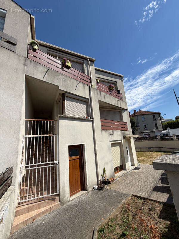Limite Le Raincy, immeuble de trois appartements et 3 places de parking - photo 2