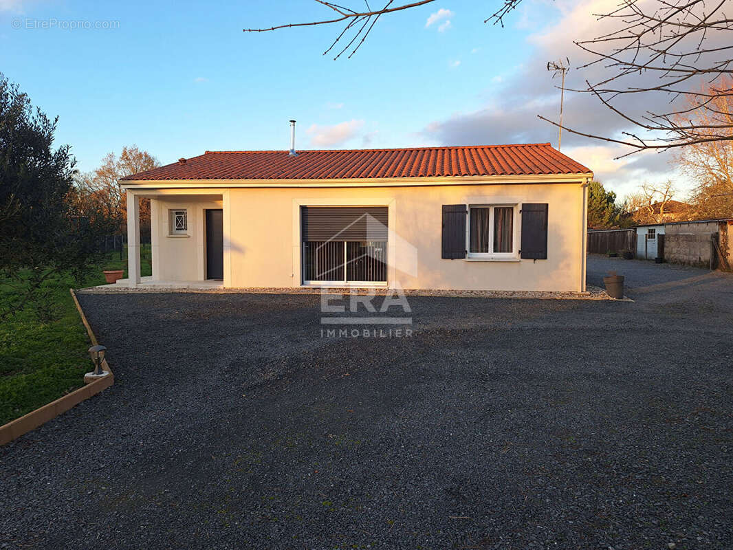 Maison à LA ROCHE-CHALAIS