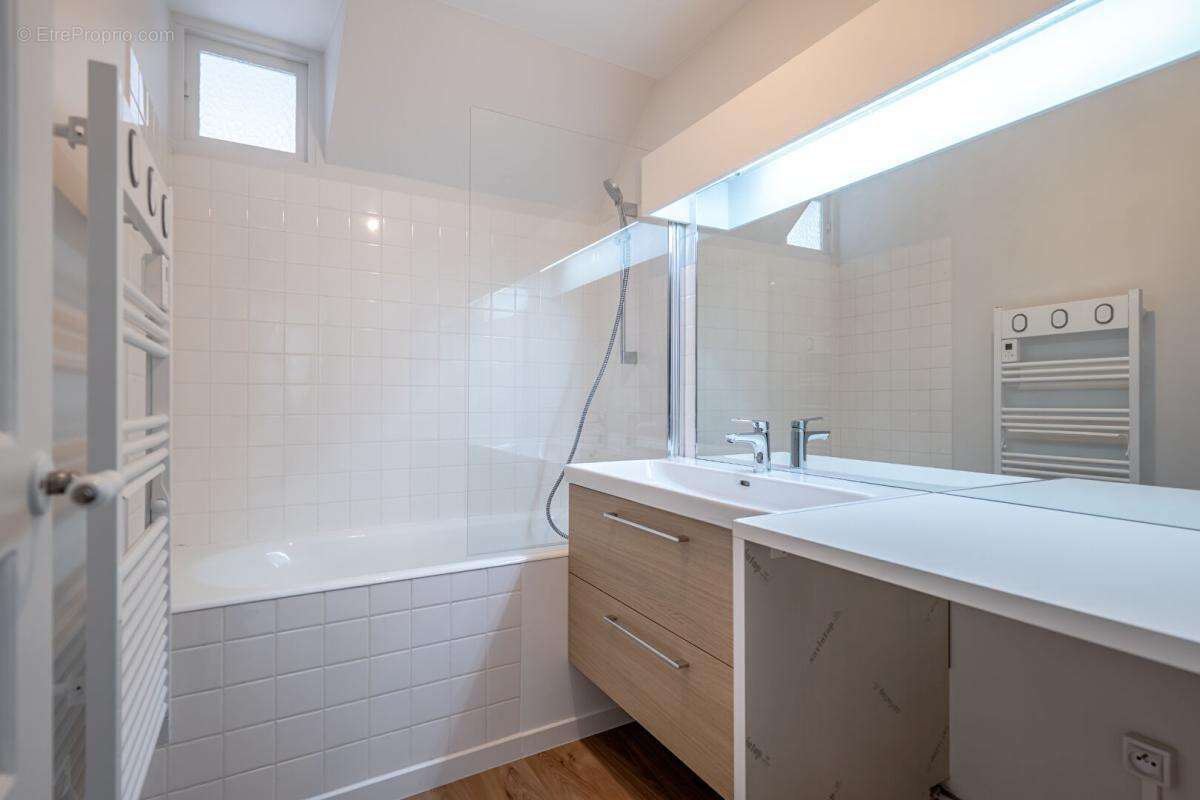 Paris 8-Dernier étage avec ascenseur à deux pas de l'Elysée-63M2 au sol-Appartement rénové et lumineux - photo 6