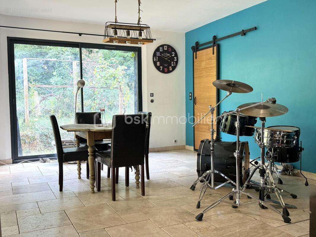 Maison à LA ROQUE-SUR-CEZE