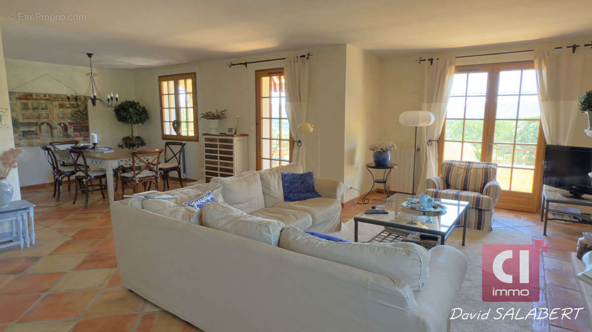 Garéoult -villa familiale de 170 m² avec cinq chambres, piscine et terrain paysager - photo 4