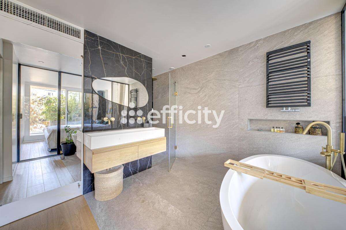 Appartement à PARIS-17E