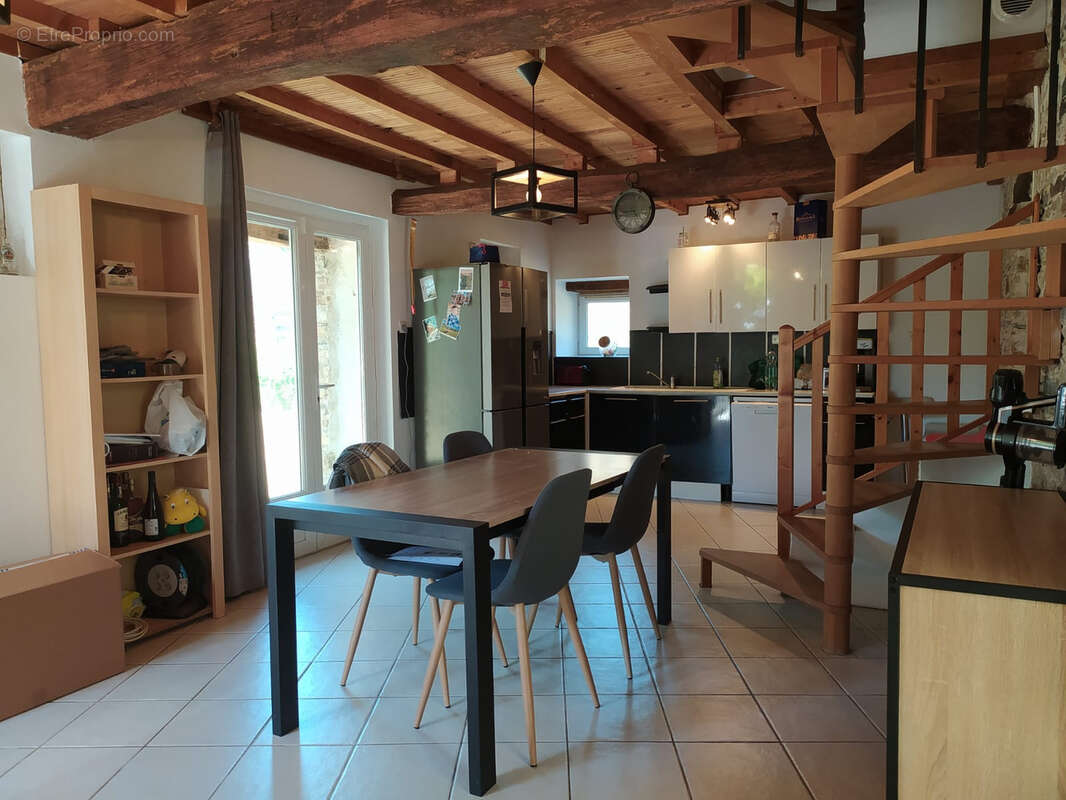 Maison à COMBREE