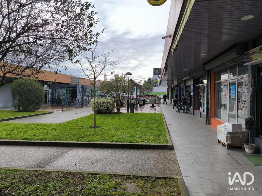Photo 3 - Commerce à GRIGNY