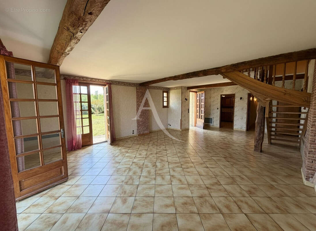 Maison familiale de 135m² avec 5 chambres sur une belle parcelle de près de 7000m² - photo 3