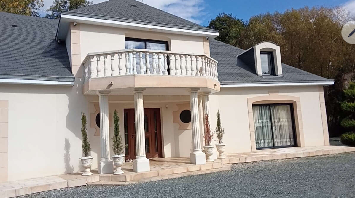 Maison à LE GENEST-SAINT-ISLE