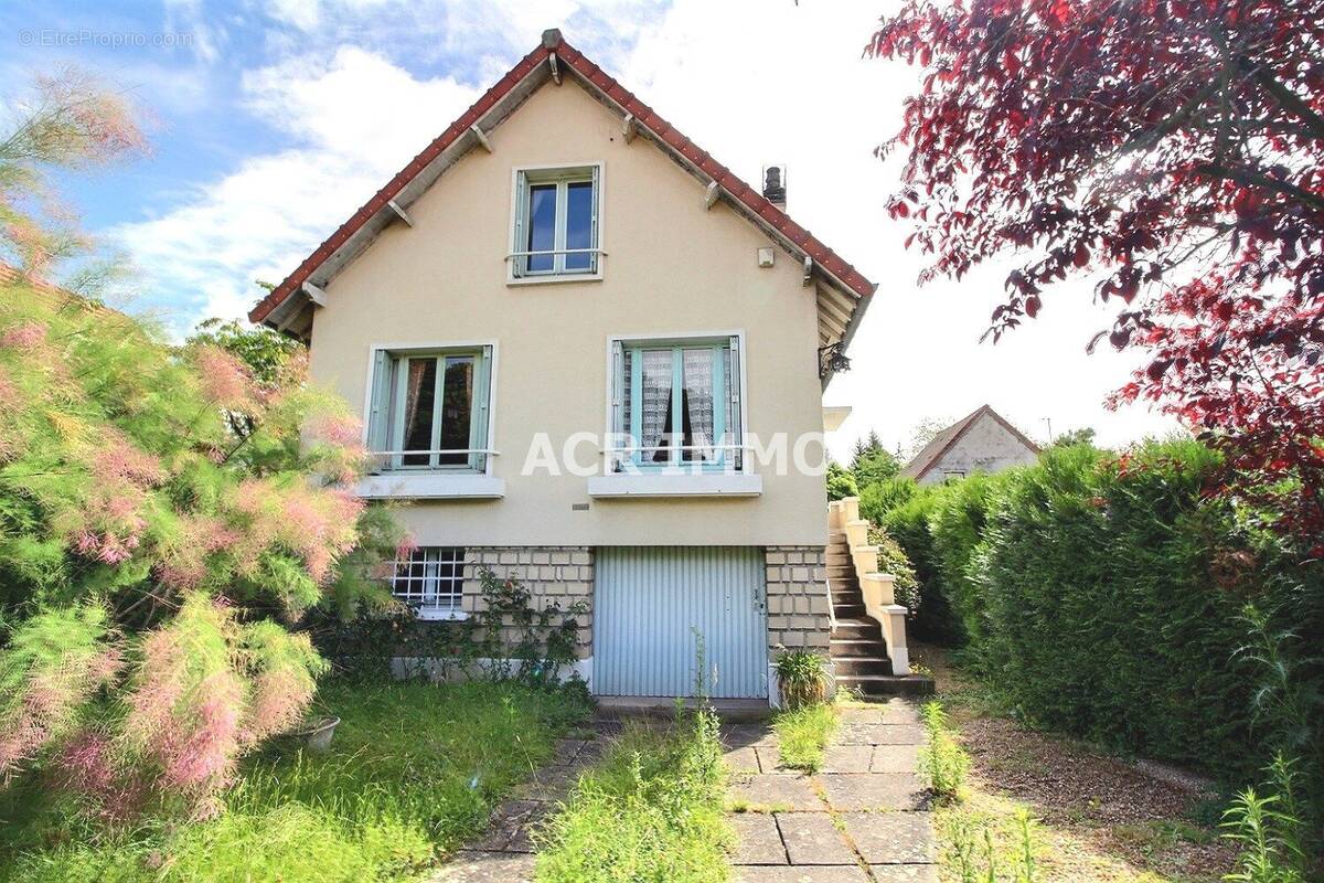 Maison à MAURECOURT